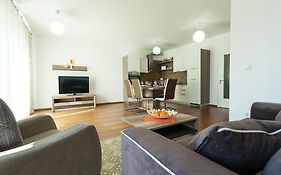 Deluxe Neli Apartments